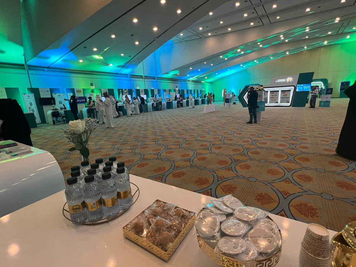 moeenjazan's tweet photo. شاركت الجمعية اليوم في معرض الوزارة بمناسبة يوم التطوع السعودي والعالمي بحضور معالي المهندس احمد سليمان الراجحي وكانت الوحيدة من جنوب المملكة مشاركة في هذا المعرض وقد مثل الجمعية أ.جابر كليبي عضو مجلس الإدارة وأ. طارق النعمي مستشار الجمعية وأ. أمل سالمين مديرة التطوع النسائي . https://t.co/dNWjIQhYVn