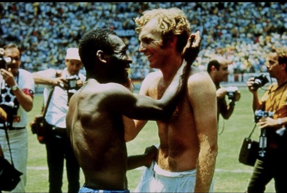 Torcemos por sua melhora rei #Pele !

A imagem icônica de Bobby Moore - abraçando Pelé na Copa de 1970 <a href="/FIFAWorldCup/">FIFA World Cup</a> no México.

<a href="/Pele/">Pelé</a>