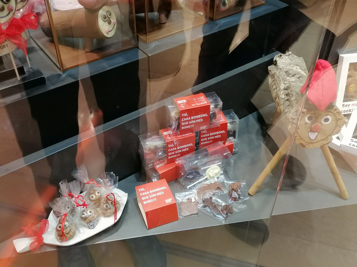 AmicsCaganer's tweet photo. 19) #Galetes en forma de #tifa 💩 de #ChocolatFactory. En aquest cas són del #TiódeNadal! 😜 https://t.co/0vRCu705U0