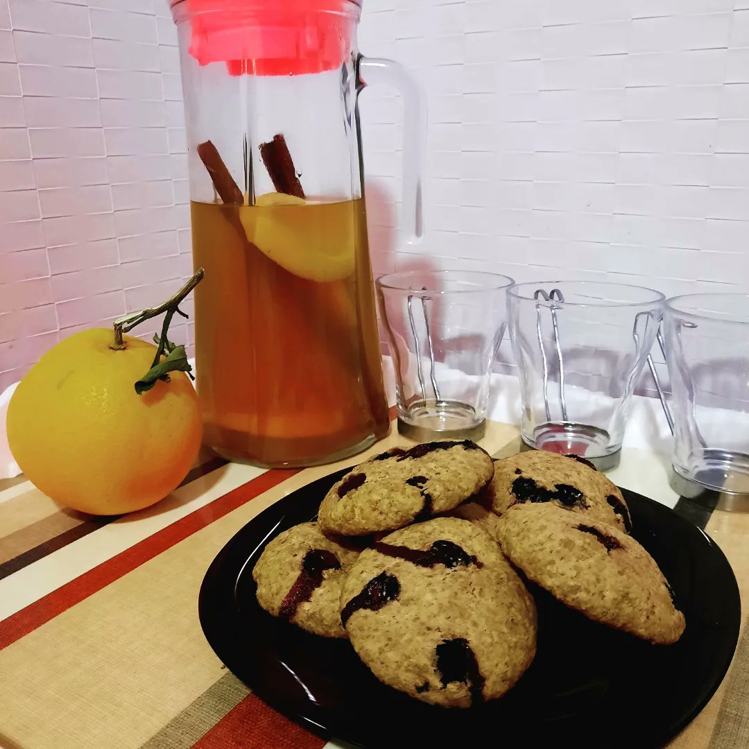 Emma dice que es bruja y como tal le encanta preparar pócimas y brebajes. Este es uno de nuestros favoritos. Cuando lo preparamos la casa se inunda de aromas: manzana, naranja, canela, anís, clavo y cardamomo. Calienta estómago, alma y corazón.
#PoncheDeInvierno #PonchedeNavidad