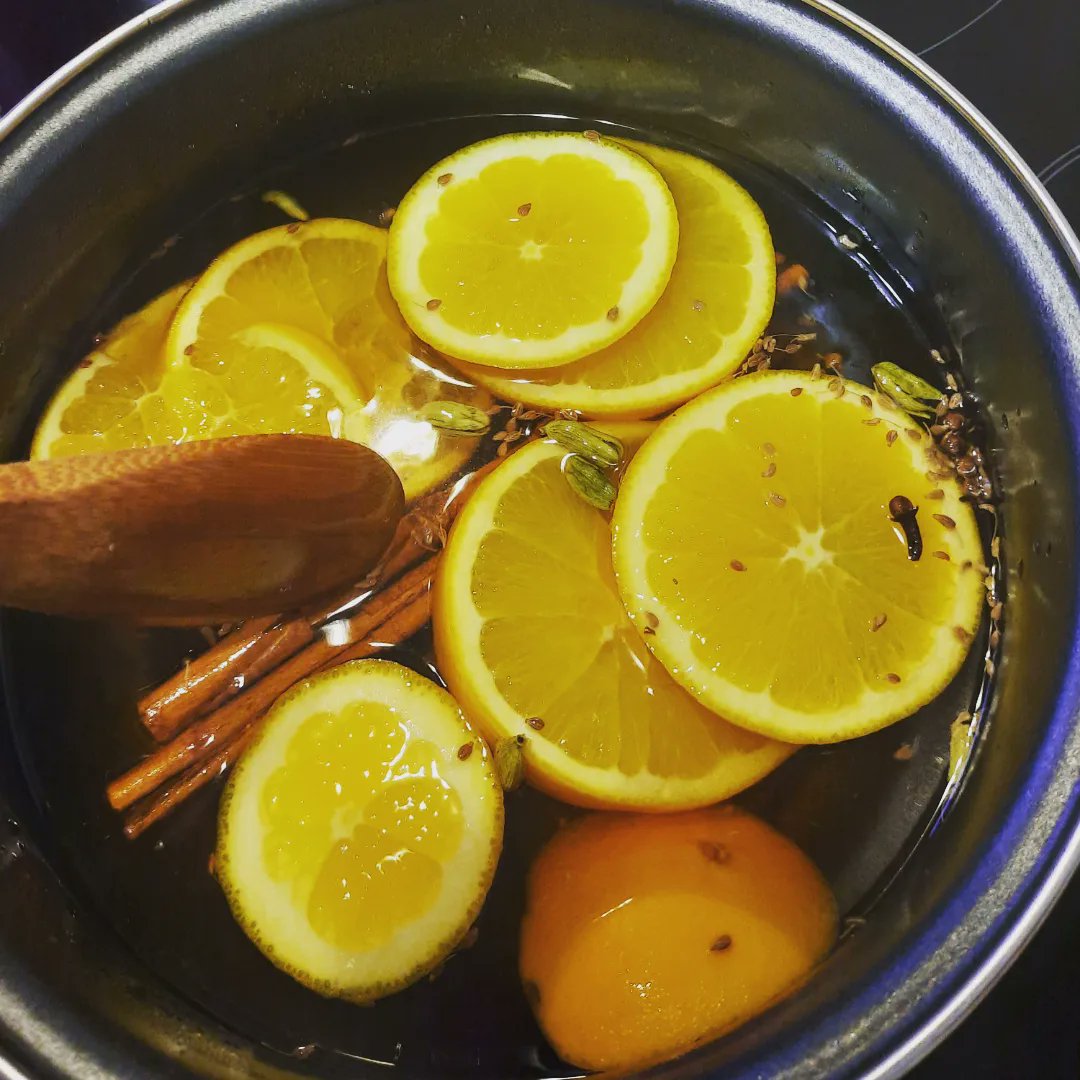 miriamalvarez's tweet photo. Emma dice que es bruja y como tal le encanta preparar pócimas y brebajes. Este es uno de nuestros favoritos. Cuando lo preparamos la casa se inunda de aromas: manzana, naranja, canela, anís, clavo y cardamomo. Calienta estómago, alma y corazón.
#PoncheDeInvierno #PonchedeNavidad https://t.co/AgivGSqp5z