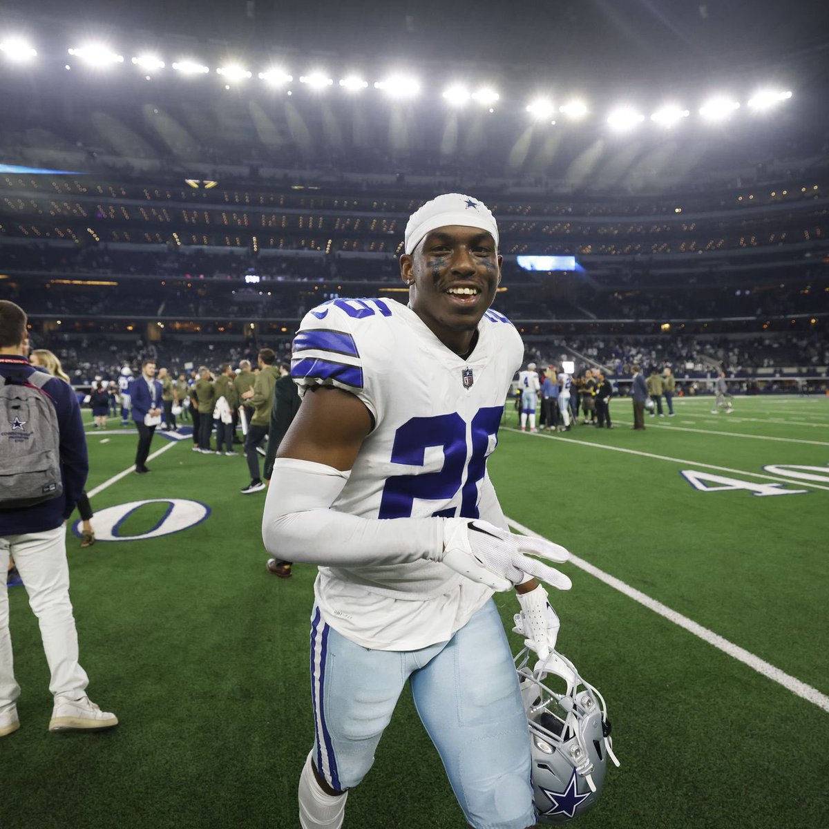 6Blackhawks's tweet photo. Daron Bland on SNF:

7 targets 
2 catches  
9 yards 
2 ints
1 PBU https://t.co/JRo8CSxQN1