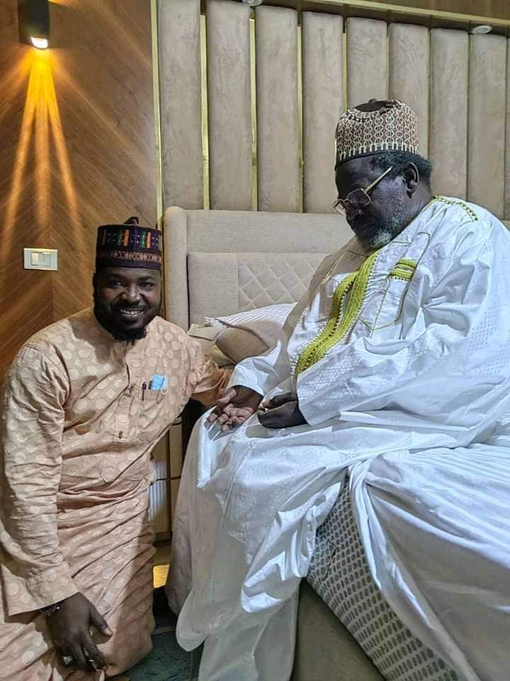 DAN JAMI'A PAID A COURTESY VISIT TO THE SHEIKH MAHI CISSE

House of Representatives Aspirant of Gwandu Aliero and Jega Federal Constituency, Honorable Mansur Musa Jega (Dan Jami'a) paid a special visit to the Famous Islamic Cleric, Sheikh Tijjani Mahi Cisse.