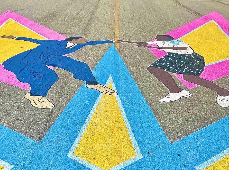 IlluminatedArts's tweet photo. See this lively mural by @nicolehaydenart on Lindy Bridge, named after the cheerful lindy-hoppers who dance away. This mural, one of twelve, is a visual celebration for the SF.
โ
Enjoy #TheGoldenMile today!
#IlluminatetheArts #GoldenMileProject #JFKPromenade #streetart https://t.co/P3DHHPSiSQ