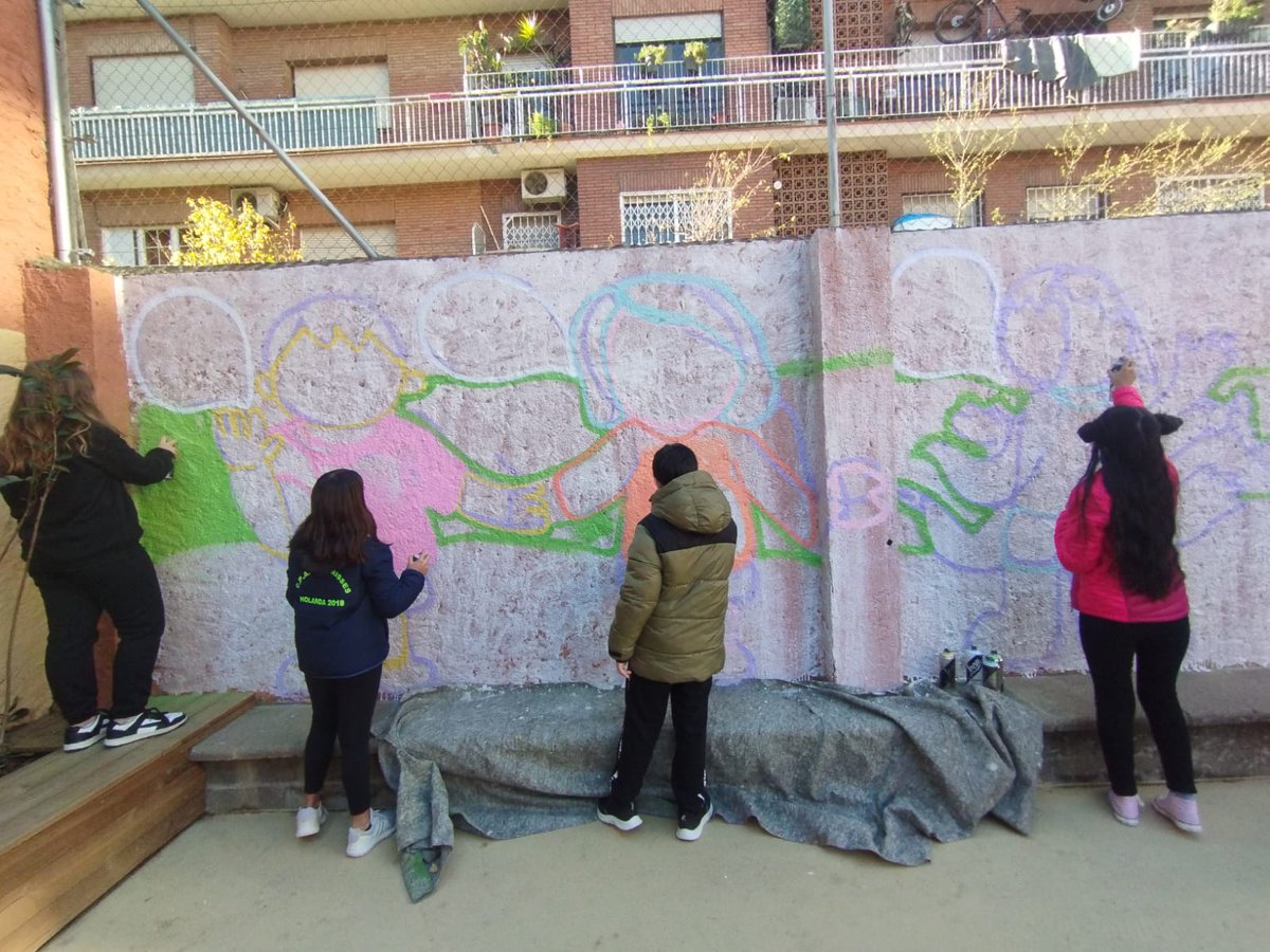 EscolaGayarre's tweet photo. A la darrera sessió amb alumnat del taller del projecte SentirxSer de @contorno_urbano, els infants han pogut pintar un mural al pati amb allò treballat prèviament. S'ha dissenyat a partir de les produccions que han fet 5è i 6è representant la seva idea de diversitat i respecte. https://t.co/bInWfwvclu