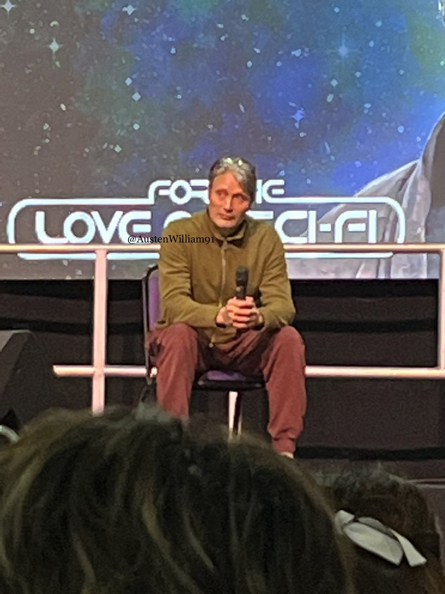 AustenWilliam91's tweet photo. These have to be my two favourite photos I took whilst at the Q and A. He’s such a happy bean in the first one 🥰 The second just screams ‘Say that again, I dare you!’ 😅 #MadsMikkelsen #MadsinManchester #ManchesterlovesMads #fortheloveofscifi2022 https://t.co/8XUa9qRsJm