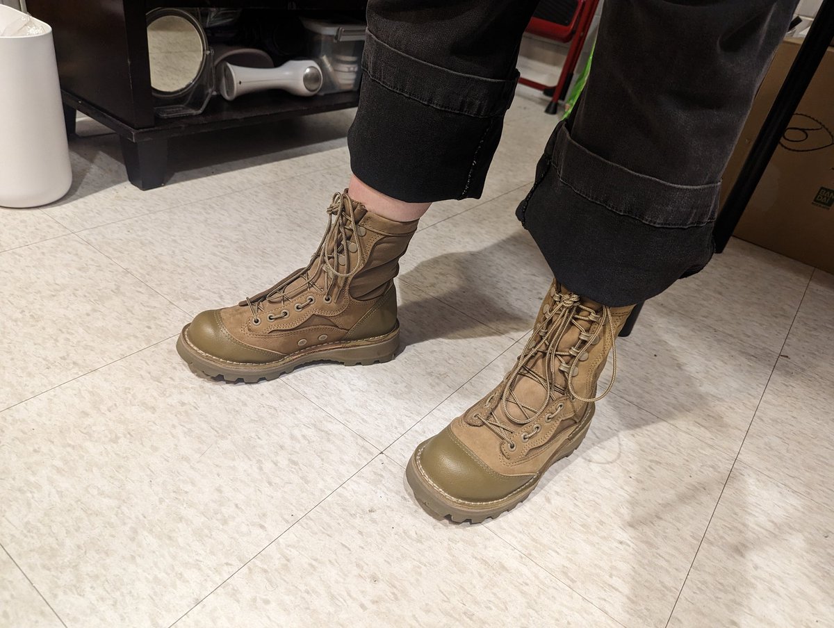 GlitchNotFound's tweet photo. New boots, aww yiss 😁 https://t.co/xTP038BxJW