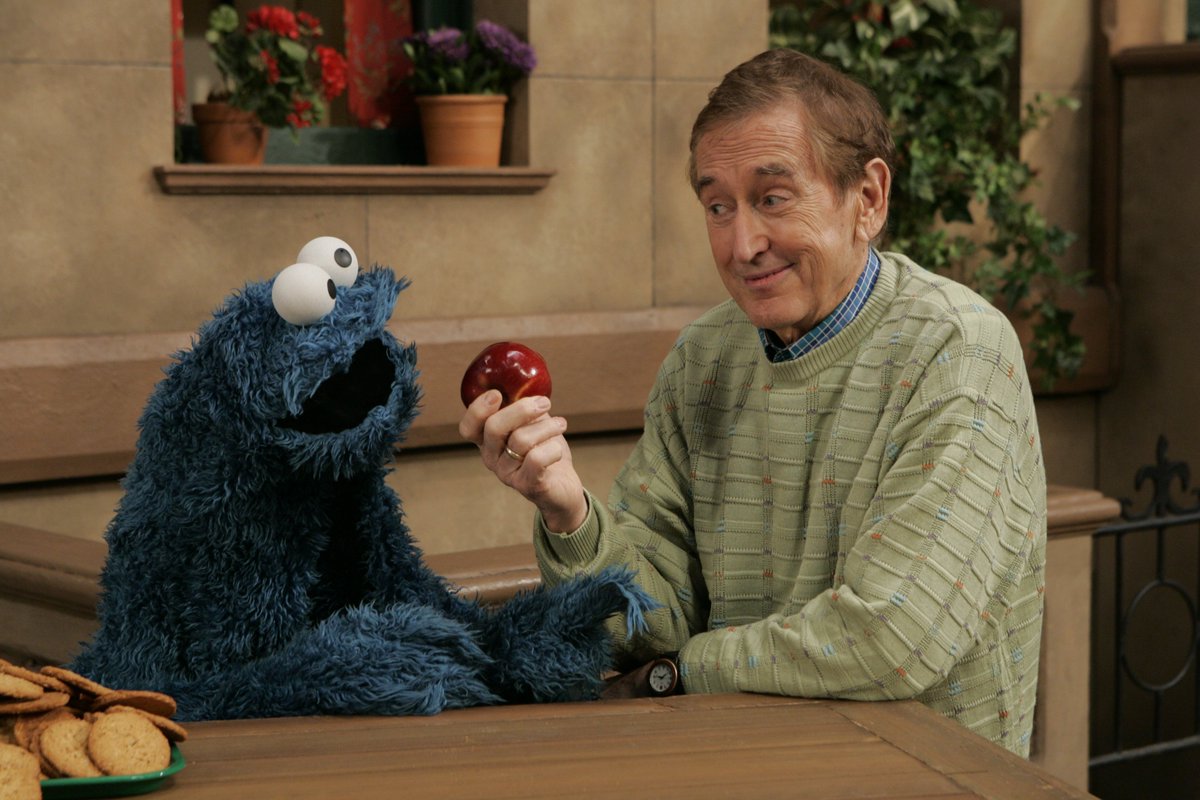 MeCookieMonster's tweet image. Me eating an apple today for me friend Bob. 🍎❤️