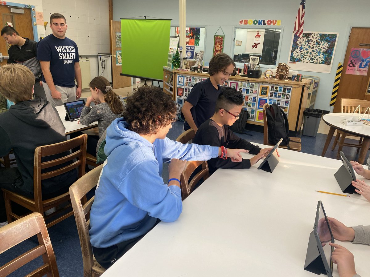 Taramauer's tweet image. OHS Computer Science Honor Society students spent an hour with interested students at OMS this afternoon as they shared what makes CS a great high school pathway to pursue! #HourOfCode2022 #OHSCSHS #OHSMath #ThisIsOSD @Mr_BCrofts @OMS_NY @OSchoolsPR @DianeProvvido