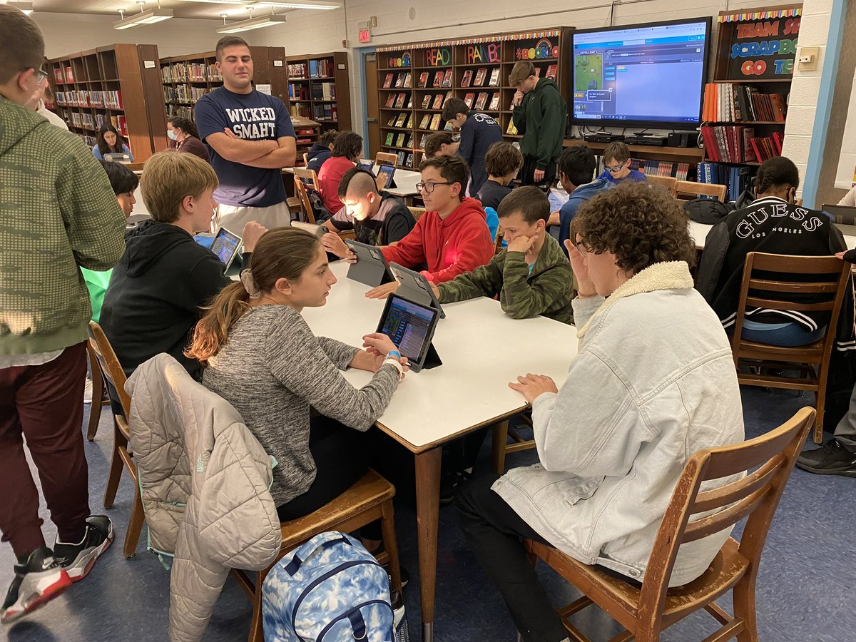 Taramauer's tweet image. OHS Computer Science Honor Society students spent an hour with interested students at OMS this afternoon as they shared what makes CS a great high school pathway to pursue! #HourOfCode2022 #OHSCSHS #OHSMath #ThisIsOSD @Mr_BCrofts @OMS_NY @OSchoolsPR @DianeProvvido