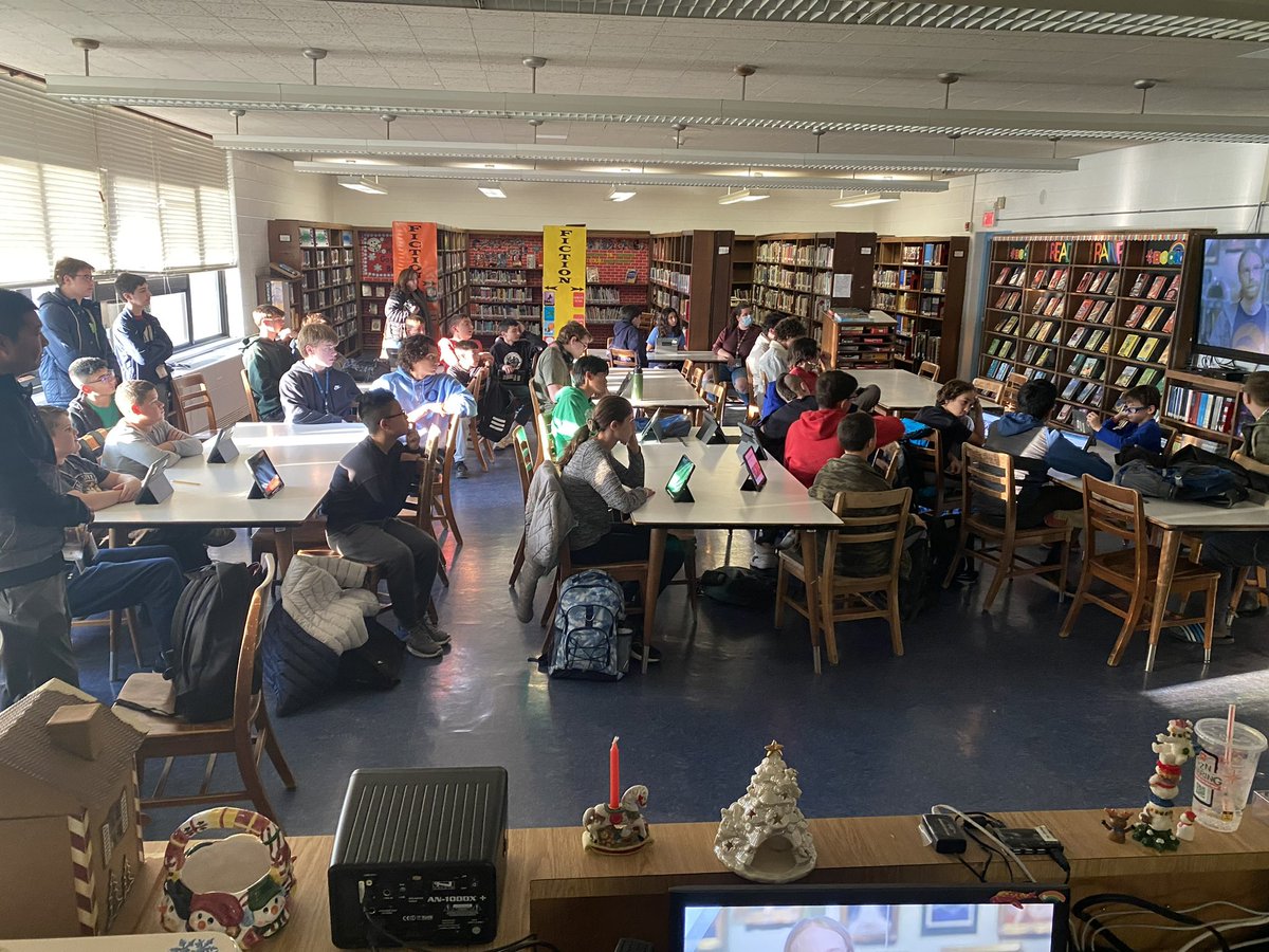 Taramauer's tweet image. OHS Computer Science Honor Society students spent an hour with interested students at OMS this afternoon as they shared what makes CS a great high school pathway to pursue! #HourOfCode2022 #OHSCSHS #OHSMath #ThisIsOSD @Mr_BCrofts @OMS_NY @OSchoolsPR @DianeProvvido