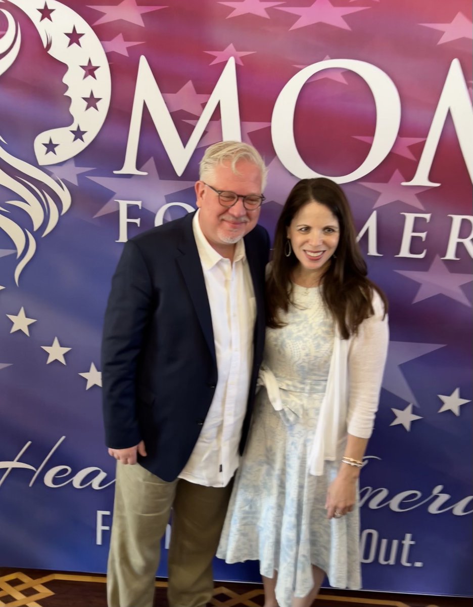 FrontlineFlash's tweet photo. 📸 JUST SEEN:
@glennbeck &amp; @DrSimoneGold as they were both honored with awards for outstanding influence in supporting family values and constitutional rights

Presented by @momsforamerica

#DrainTheScienceSwamp 🥼🇺🇸 https://t.co/Z9JEu0EQtC