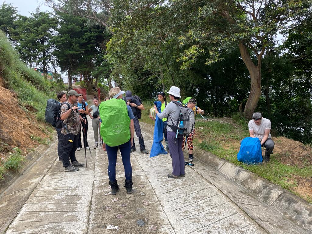 FreeRangeChalet's tweet photo. SANTA ELENA
After sampling the product & buying Beans, we unloaded our Rucksacks & set about the climb up to the Santa Elena Farmstead
3 hours later, we were taking a well earned lunch on the covered terrace of the farmhouse.
3/4
#Holiday #ColombiaHoliday #TeamFreeRange https://t.co/6jj44lrLzI