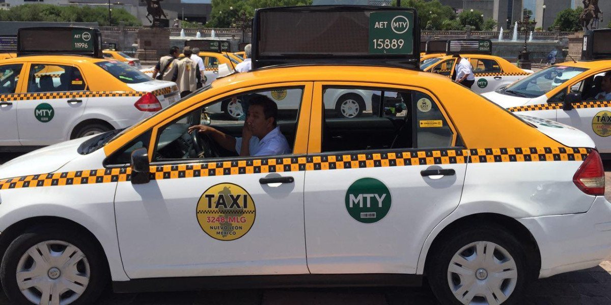 AlternaShino's tweet photo. @Brandonrickmont @eugeniaalvz Los taxis oficiales de la ciudad si tienen su identificación, quiero pensar que ese "taxi" era un taxi pirata o un "uber". A lo que entiendo es que ellas vieron gente bajar del vehículo y decidieron tomarlo sin uso de la app. https://t.co/lmhlShGd3y