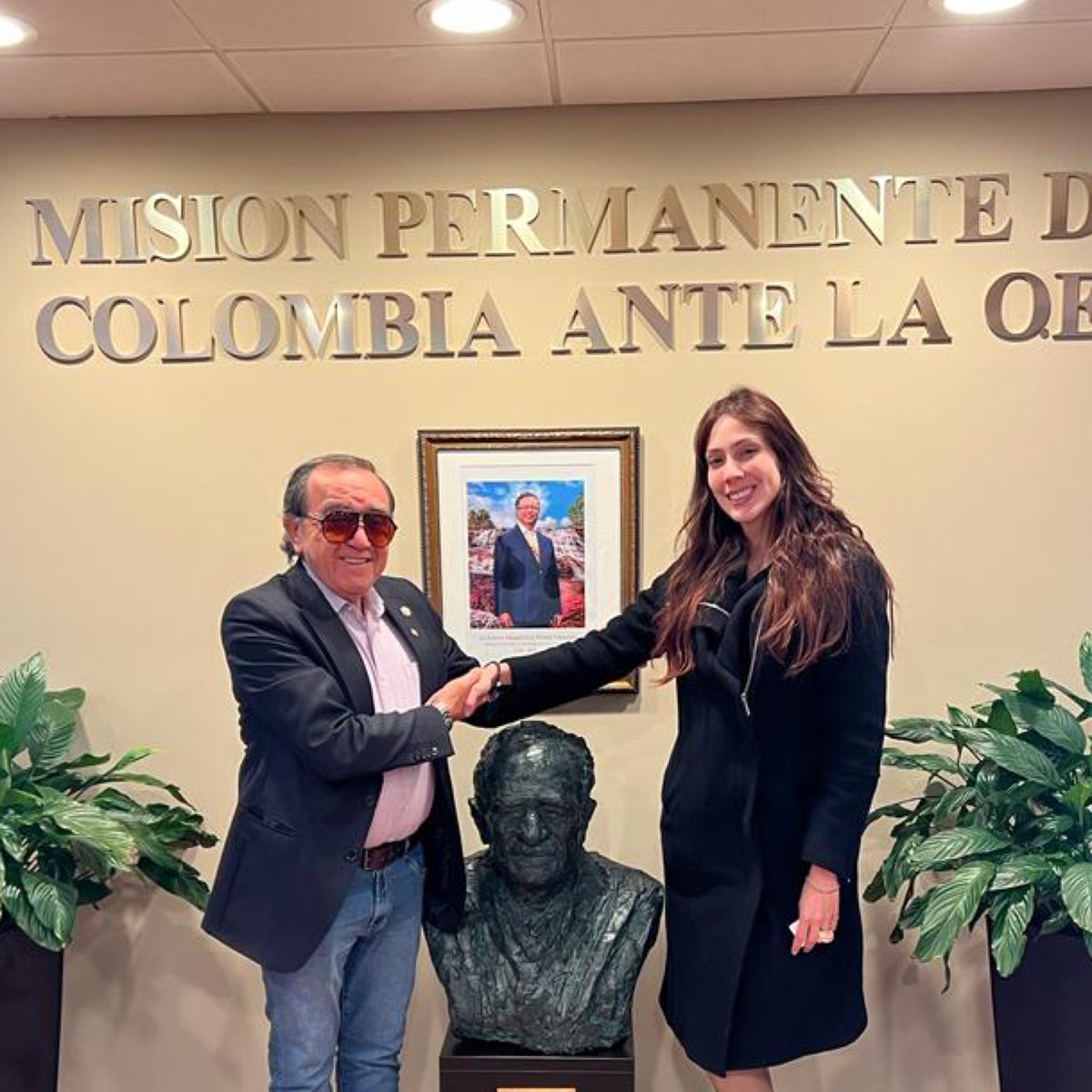 diamaov's tweet photo. Gracias señor embajador ante la OEA, Luis Ernesto Vargas (@LEVargasSilva), por recibirnos y conversar sobre temas sociales, de educación y la implementación de los acuerdos de paz para nuestra amada ciudad, Medellín. https://t.co/kOjp8KiijY