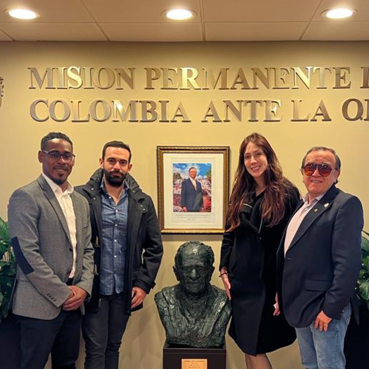 diamaov's tweet photo. Gracias señor embajador ante la OEA, Luis Ernesto Vargas (@LEVargasSilva), por recibirnos y conversar sobre temas sociales, de educación y la implementación de los acuerdos de paz para nuestra amada ciudad, Medellín. https://t.co/kOjp8KiijY