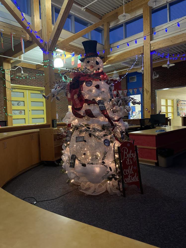 ESMhs4's tweet image. The ESM tradition continues! Welcome to Advent and to Christmas at Ecole St. Mary. Staff worked hard to create a Christmas wonderland to greet students this morning.  💚 🎄 👼 What a beautiful community we have!