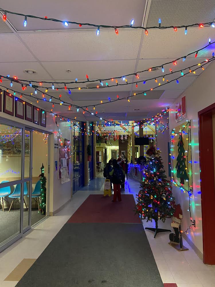 ESMhs4's tweet image. The ESM tradition continues! Welcome to Advent and to Christmas at Ecole St. Mary. Staff worked hard to create a Christmas wonderland to greet students this morning.  💚 🎄 👼 What a beautiful community we have!