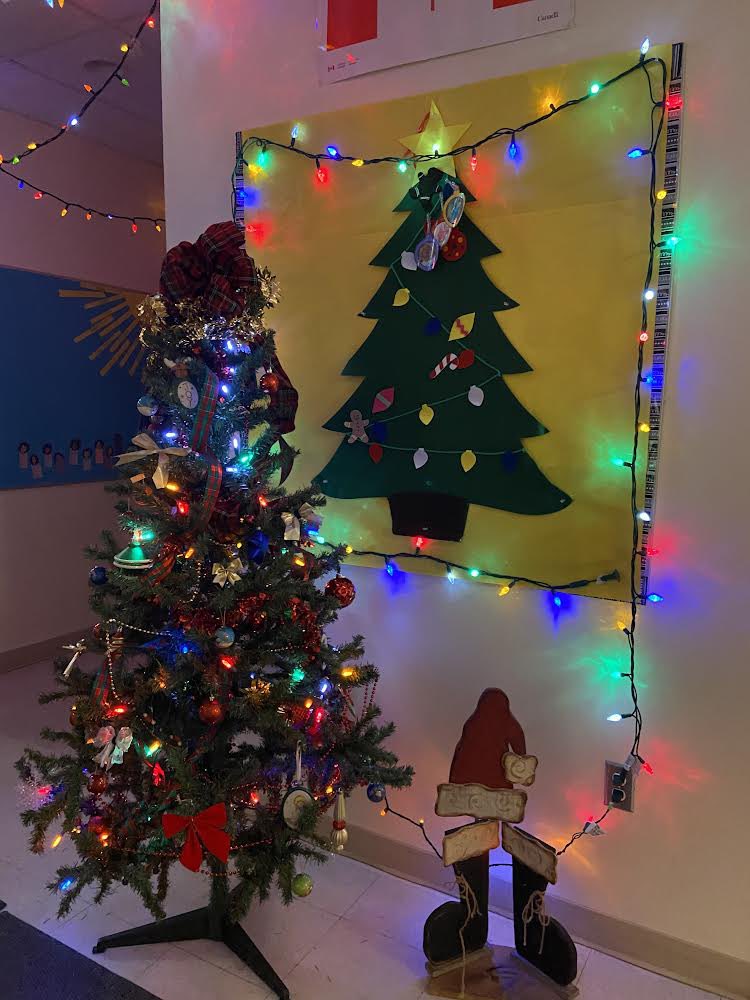 ESMhs4's tweet image. The ESM tradition continues! Welcome to Advent and to Christmas at Ecole St. Mary. Staff worked hard to create a Christmas wonderland to greet students this morning.  💚 🎄 👼 What a beautiful community we have!