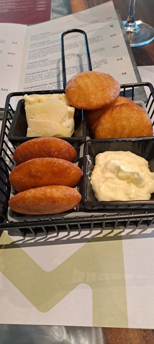 GastroValencia's tweet photo. Mis arepitas dulces en el restaurante Matador ya están en la mesa y un Róbalo bien preparado marinado en jugo de limón, cebollĺn, ajo y cilantro, mantequilla de piñones y todo al grill coronado con crema agria, las arepitas serán mi postre https://t.co/IU0aOXqFpi