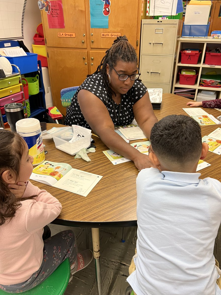 MrsThomasWHES's tweet photo. Kindergarten small group in action! Loving the grade level instructional books! @WHOwenES #WHOwenES #roadrunnerslevelup #smallgroupsmatter https://t.co/JJpLo0sZmx
