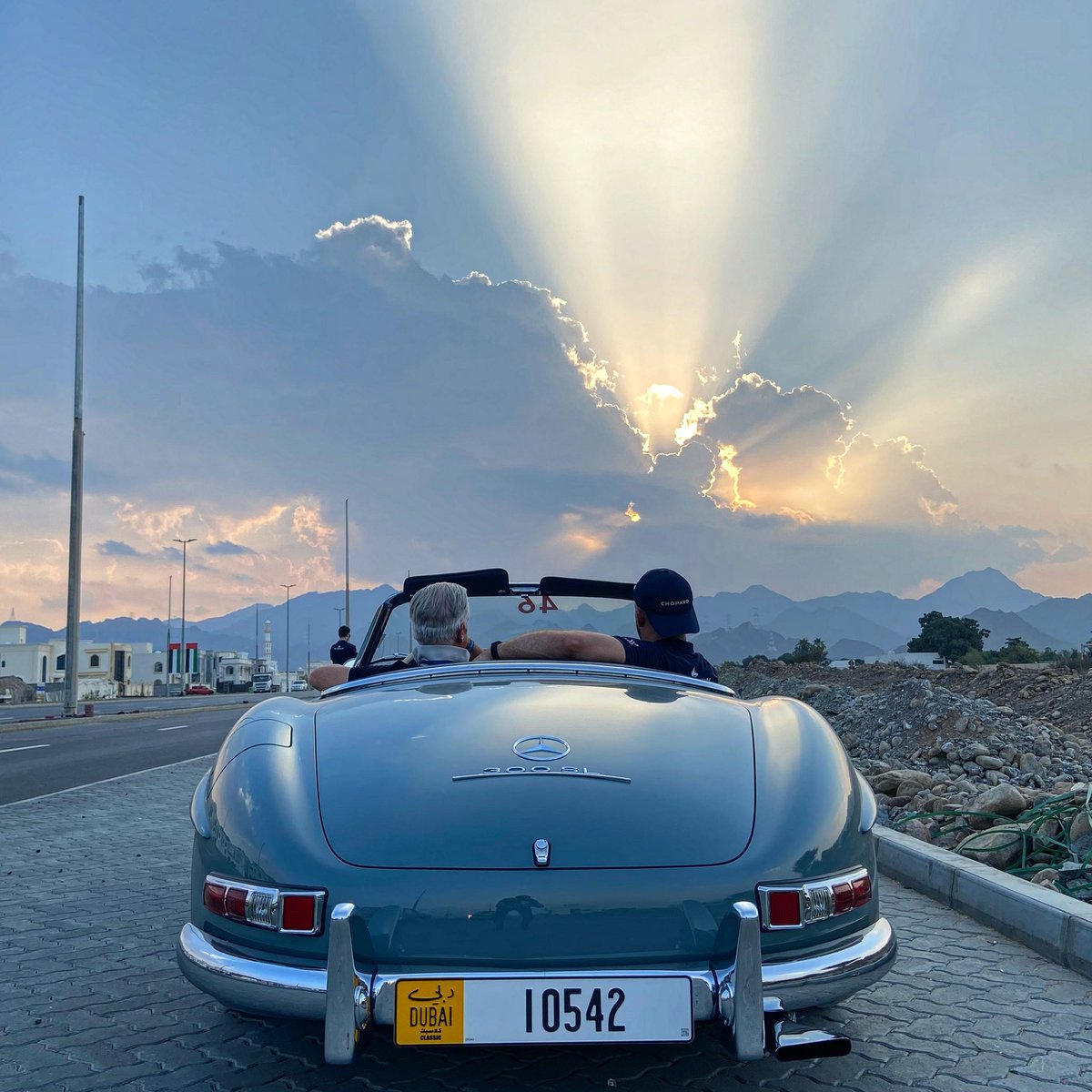 projectquint's tweet photo. Once in a blue moon view: A 300 SL Roadster admiring the beautiful Fujairah sunset 🌅 #Quint is beyond proud to have made such a wonderful event come to reality! 

#millemiglia is INDEED the most #beautiful race in the world! @millemiglialive https://t.co/aVEhrcKs0D