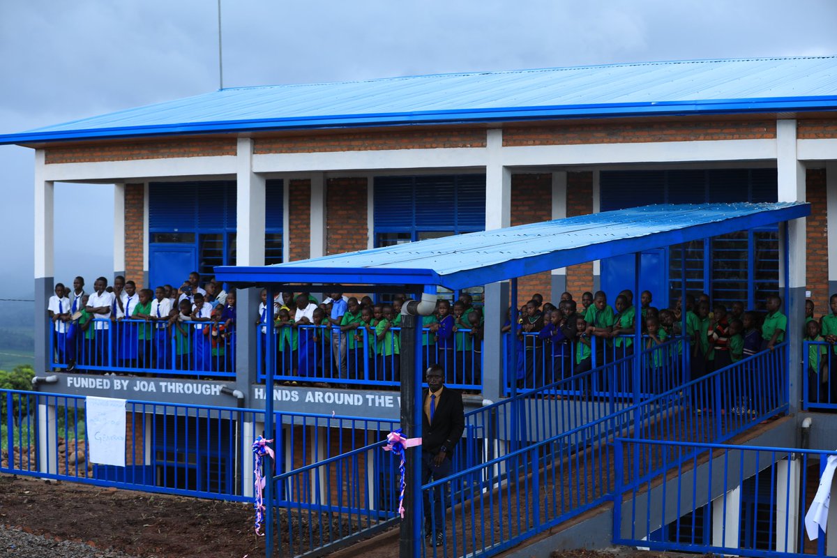 HabitegekoFran1's tweet photo. Twishimiye ubufatanye bw'Intara ya  @RwandaWest na @adeprrwanda.  mu gucyemura ibibazo bibangamiye abaturage .Kurwanya igwingira n'imirire mibi mu bana, kwimakaza isuku, uburezi, ubuzima, kwigisha abakuze, ubuhinzi.dufite amatorero asaga 1000.@UstaNcusta @JCMusabyimana https://t.co/4SIAOUEOWY