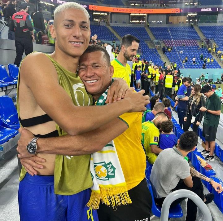 NewsAlmirantee's tweet photo. GIGANTE! Seu Antônio, revelou que é vascaíno e escolheu o nome do filho Richarlison em homenagem há um ex- jogador do Vasco dos anos 90, o meia Richardson.

🗞️: @g1 https://t.co/DtG9dUakUt