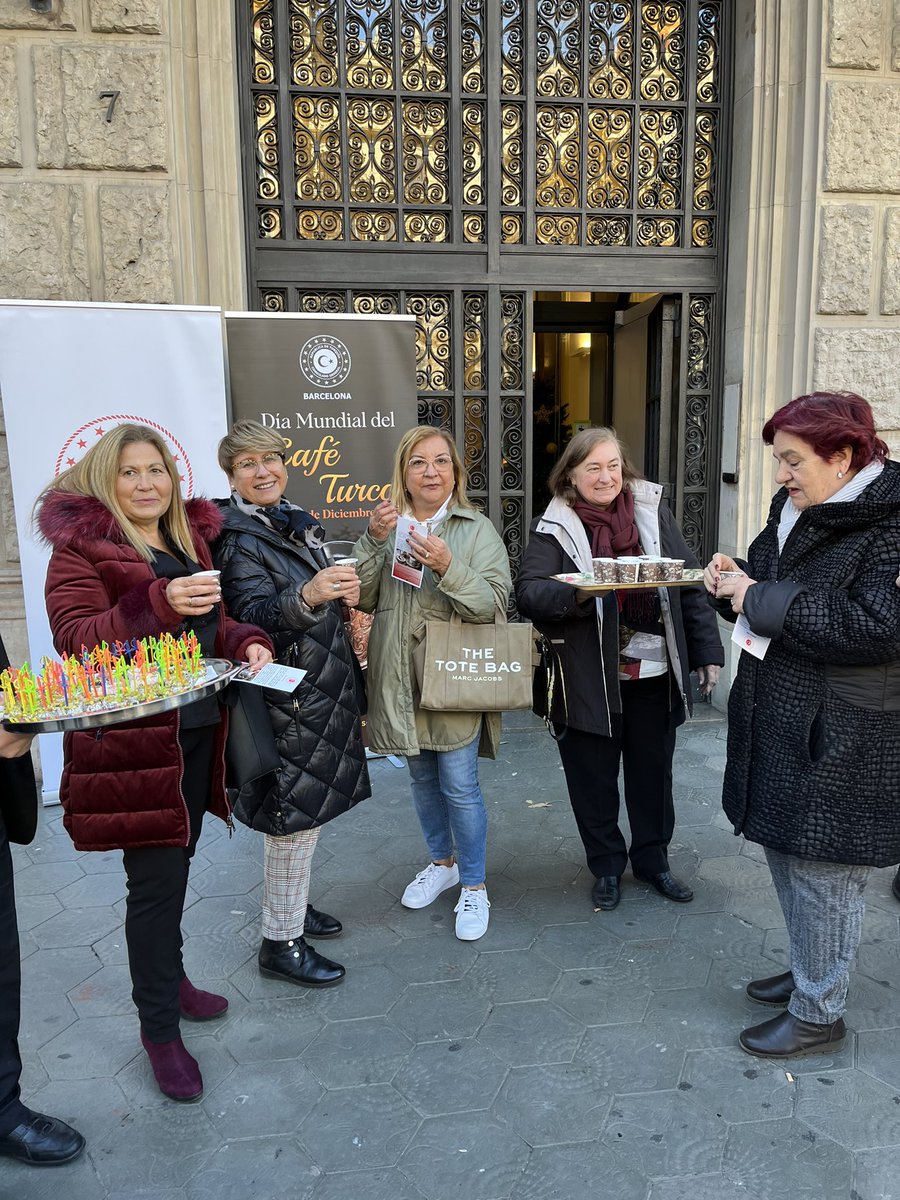 TC_BarcelonaBK's tweet photo. 5 Aralık Dünya Türk Kahvesi Günü çerçevesinde Başkonsolosluğumuzun da üzerinde bulunduğu Paseo de Gracia'da günboyu Türk kahvesi ve lokum ikramında bulunduk.🇹🇷☕️☕️🇹🇷
#türkkahvesi #cafeturco https://t.co/51ViUePDA1