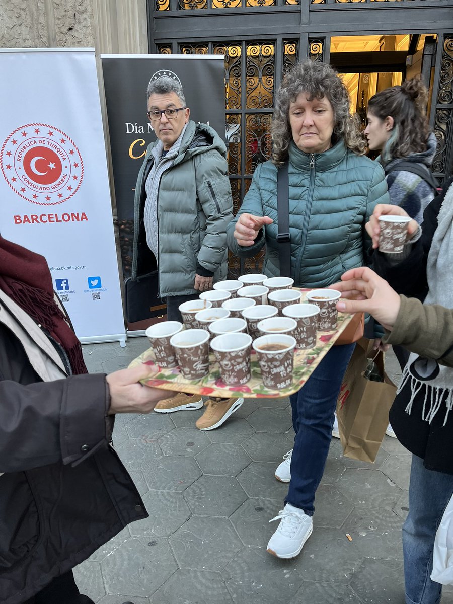 TC_BarcelonaBK's tweet photo. 5 Aralık Dünya Türk Kahvesi Günü çerçevesinde Başkonsolosluğumuzun da üzerinde bulunduğu Paseo de Gracia'da günboyu Türk kahvesi ve lokum ikramında bulunduk.🇹🇷☕️☕️🇹🇷
#türkkahvesi #cafeturco https://t.co/51ViUePDA1