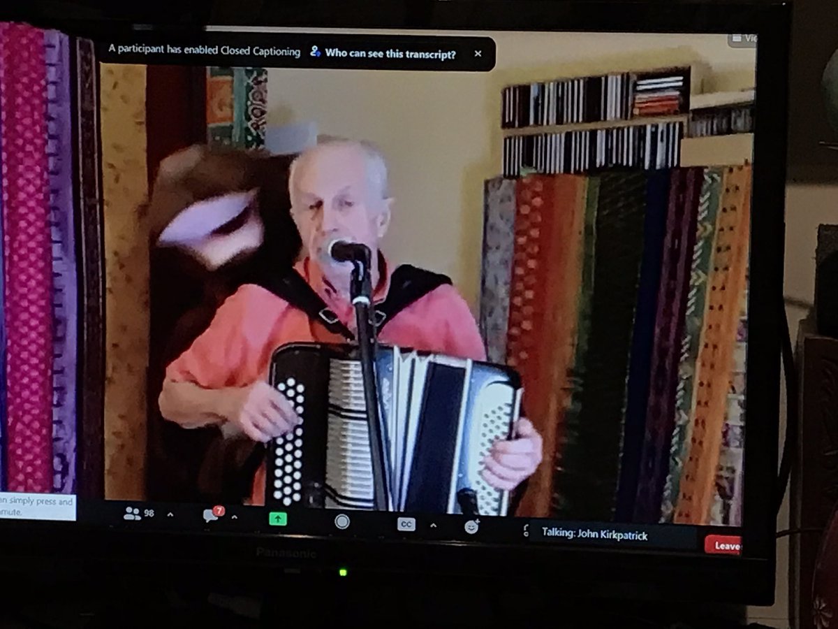 ssuemg's tweet photo. @LiveToYourLR And now he’s jogging along with his reindeer! 🤣🤣🤣👏🏼👏🏼👏🏼
#livemusic #folkmusic #JohnKirkpatrick via .@LiveToYourLR #greatfun 🥳 https://t.co/WAs6aaTA1n