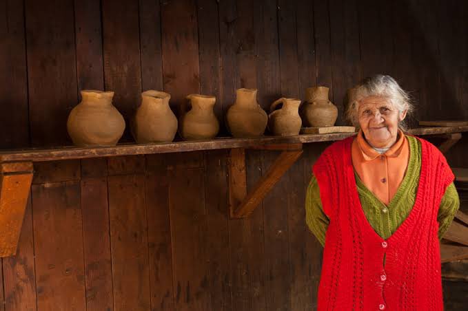 cachorrodepuma's tweet photo. Esta tarde, falleció en Temuco la lamngen Dominga Neculman Mariqueo. Originaria del territorio de Roble Huacho, fue una de las mayores difusoras de la cerámica mapuche en Chile y el mundo, siendo reconocida como Tesoro Humano Vivo por la UNESCO. 

Buen viaje, querida hermana. https://t.co/Y4FJy1Js3V