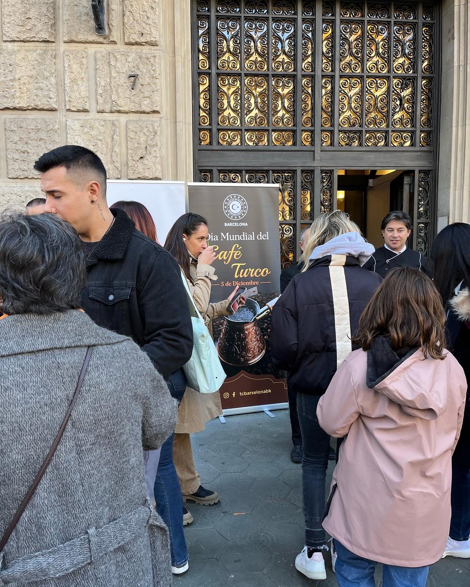 TC_BarcelonaBK's tweet photo. Con el motivo de 5 de Diciembre Día Mundial del Café Turco, ofrecimos café turco y delicias turcas durante todo el día en Paseo de Gracia, donde se encuentra nuestro Consulado General. 🇹🇷☕️☕️🇹🇷 #türkkahvesi #cafeturco https://t.co/l1brEGB3GD