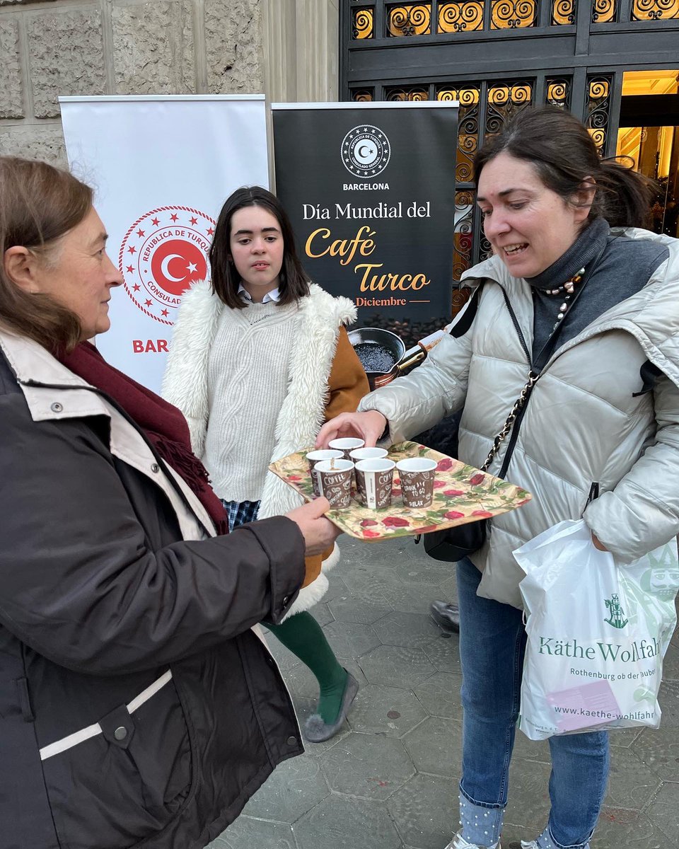 TC_BarcelonaBK's tweet photo. Con el motivo de 5 de Diciembre Día Mundial del Café Turco, ofrecimos café turco y delicias turcas durante todo el día en Paseo de Gracia, donde se encuentra nuestro Consulado General. 🇹🇷☕️☕️🇹🇷 #türkkahvesi #cafeturco https://t.co/l1brEGB3GD