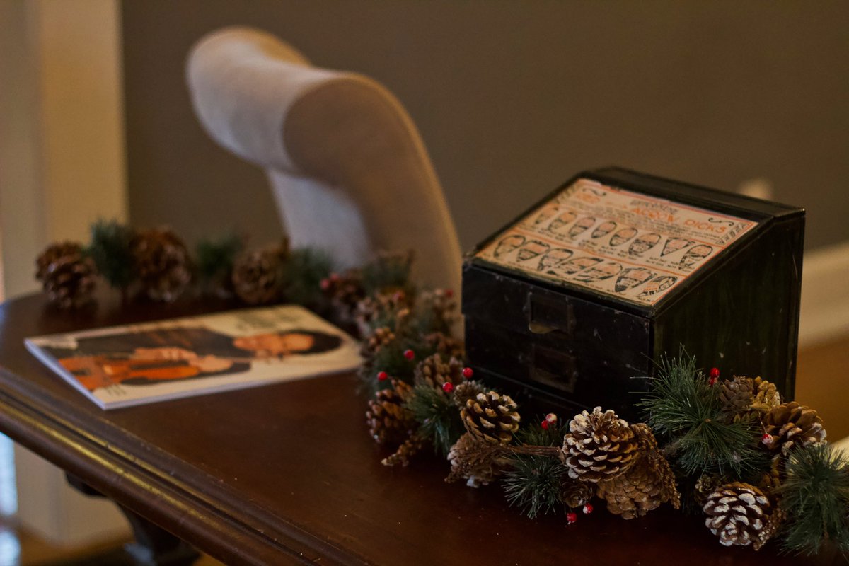 TheViolinShop's tweet photo. It’s getting festive around the shop! https://t.co/6zsOBqZnll