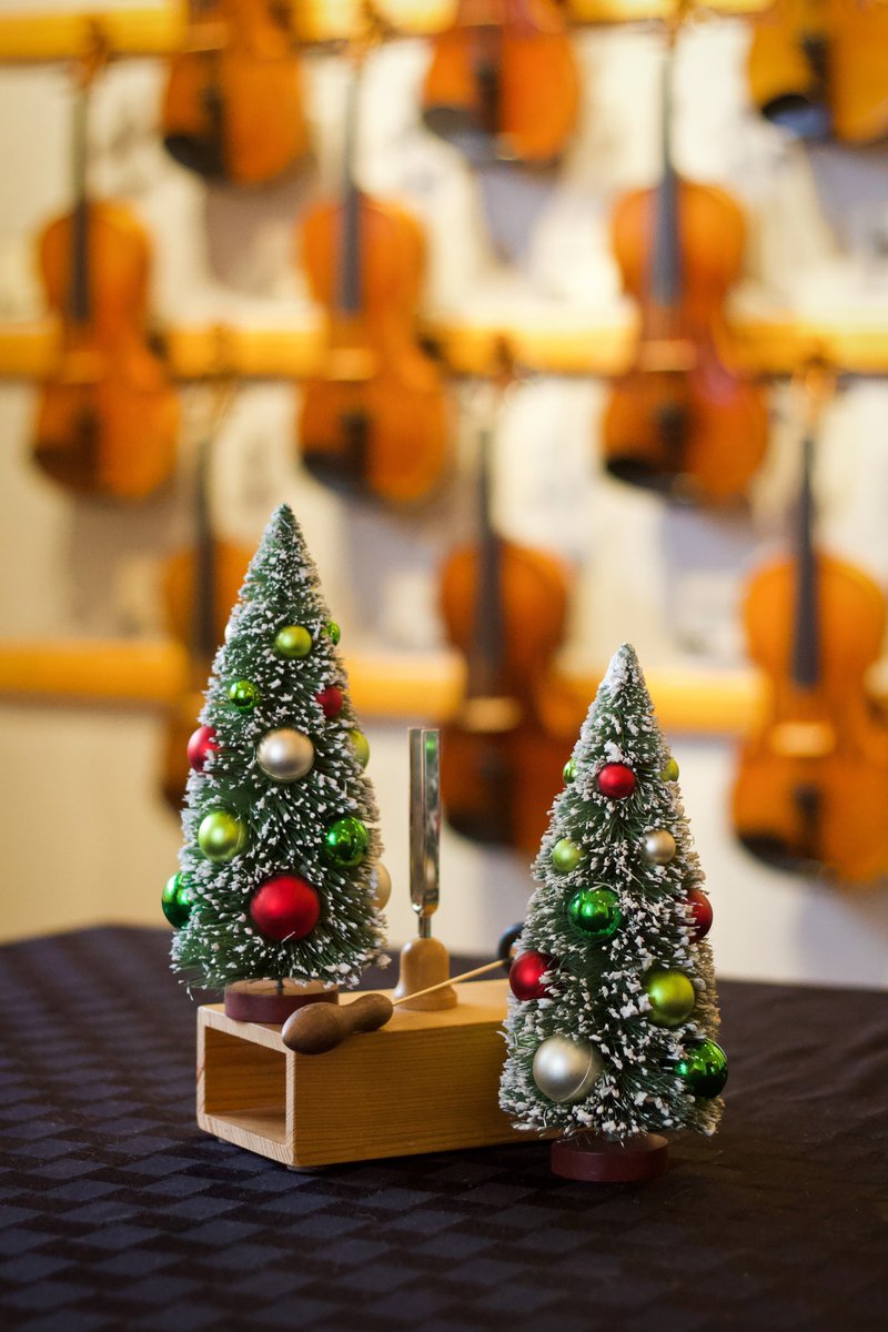 TheViolinShop's tweet photo. It’s getting festive around the shop! https://t.co/6zsOBqZnll