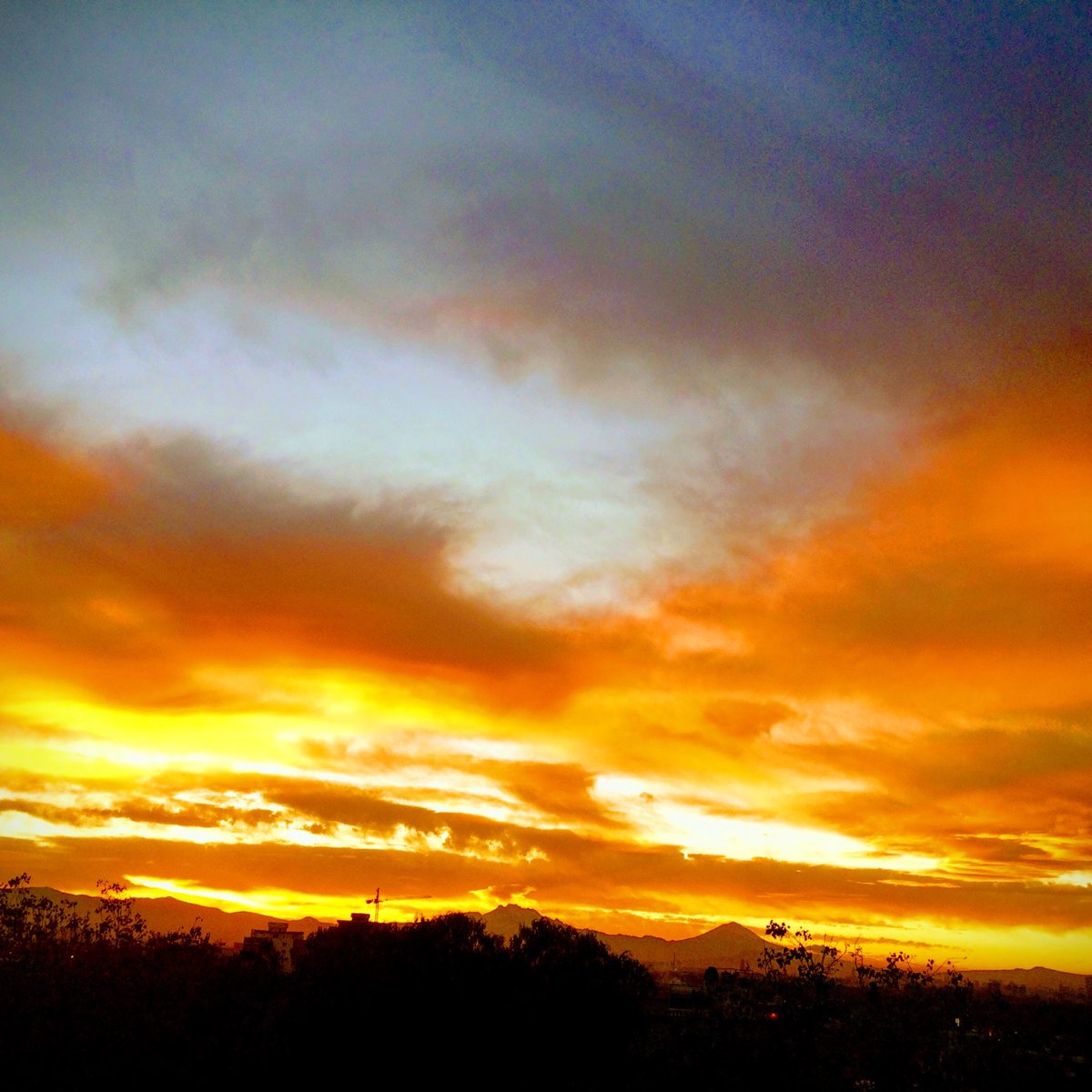 ☀️ 
Amanecer de fuego 
al fondo se contemplan el Popocatépetl e Iztaccíhuatl 
Saludos desde nuestro hermoso Valle  de México  

Tlalnepantla de Baz, Estado de México 

#ClimaAlAire 
<a href="/mendezraq/">RAQUEL MÉNDEZ AVALOS</a>

<a href="/PaolaRojas/">Paola Rojas</a>