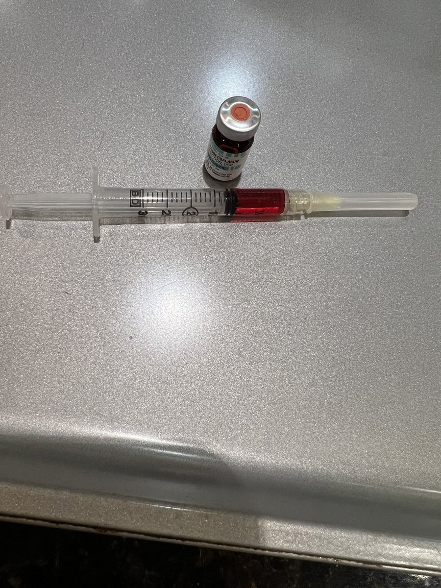 LoriPlung's tweet photo. Day 5 of #CCAwarenessWeek!

Today I share my once a week injection of vitamin #B12. 

Crohn’s and B12 deficiency sometimes go hand in hand. 

Have a discussion with your #IBD team and see if this is something your body needs. 

#IBDvisible #IBDCantStopMe https://t.co/EehlMX3bGx