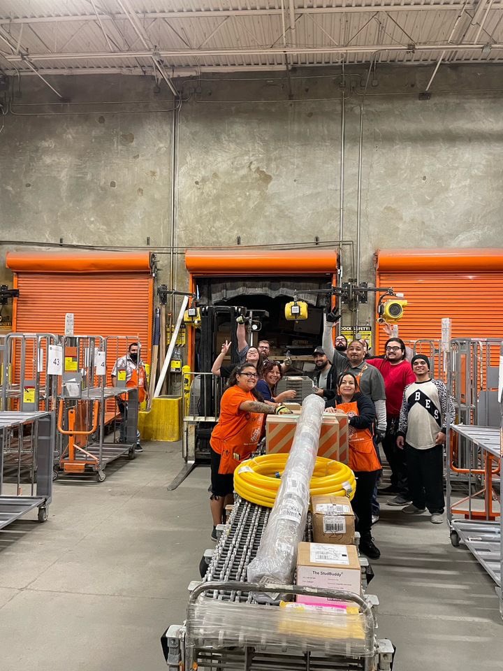 Starting our FTRA week with our first unload truck! Way to go team!🦾📦🚚<a href="/HDjosh_/">Joshua Dominguez</a> <a href="/LuisSilvas0523/">Luis</a> @Fuerstenberg15 <a href="/krys_ann88/">Krystal Mora</a>