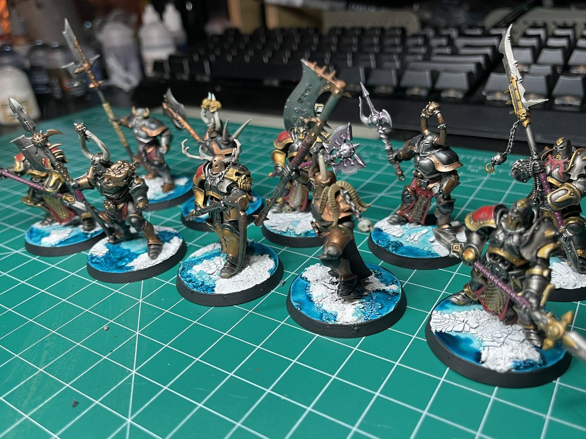 Sigmalthus's tweet photo. Re-based my home made Chaos Chosen to the new 40mm bases #ageofsigmar #warmongers #PaintingWarhammer https://t.co/io8FBdMtZw