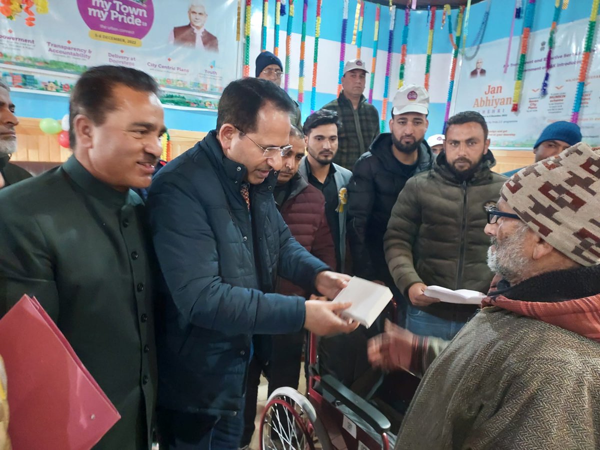 BudgamH's tweet photo. 3/4 Visiting Officer,the Director Horticulture Kashmir also distributed various Sanction letters/appreciation letters among beneficiaries of various Departments
@HortiKashmir https://t.co/NDq2Vp3Ve0