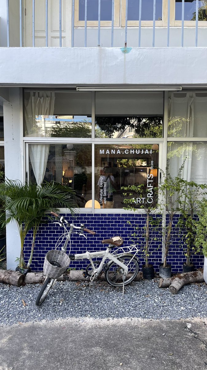khunvee589's tweet photo. ร้านน่ารักมาก mana.chujai อยู่ลาดพร้าววังหิน3 อยู่ในบ้านสไตล์โฮมมี  การจัดวาง การตกแต่งสบายๆ มีเครื่องดื่ม กาแฟอร่อย ขนม มีสินค้า ขายด้วย ที่ร้านเปิดเพลงชิวๆ นั่งเพลินมาก @aroii #คาเฟ่ลาดพร้าว https://t.co/P8fC40ybeP
