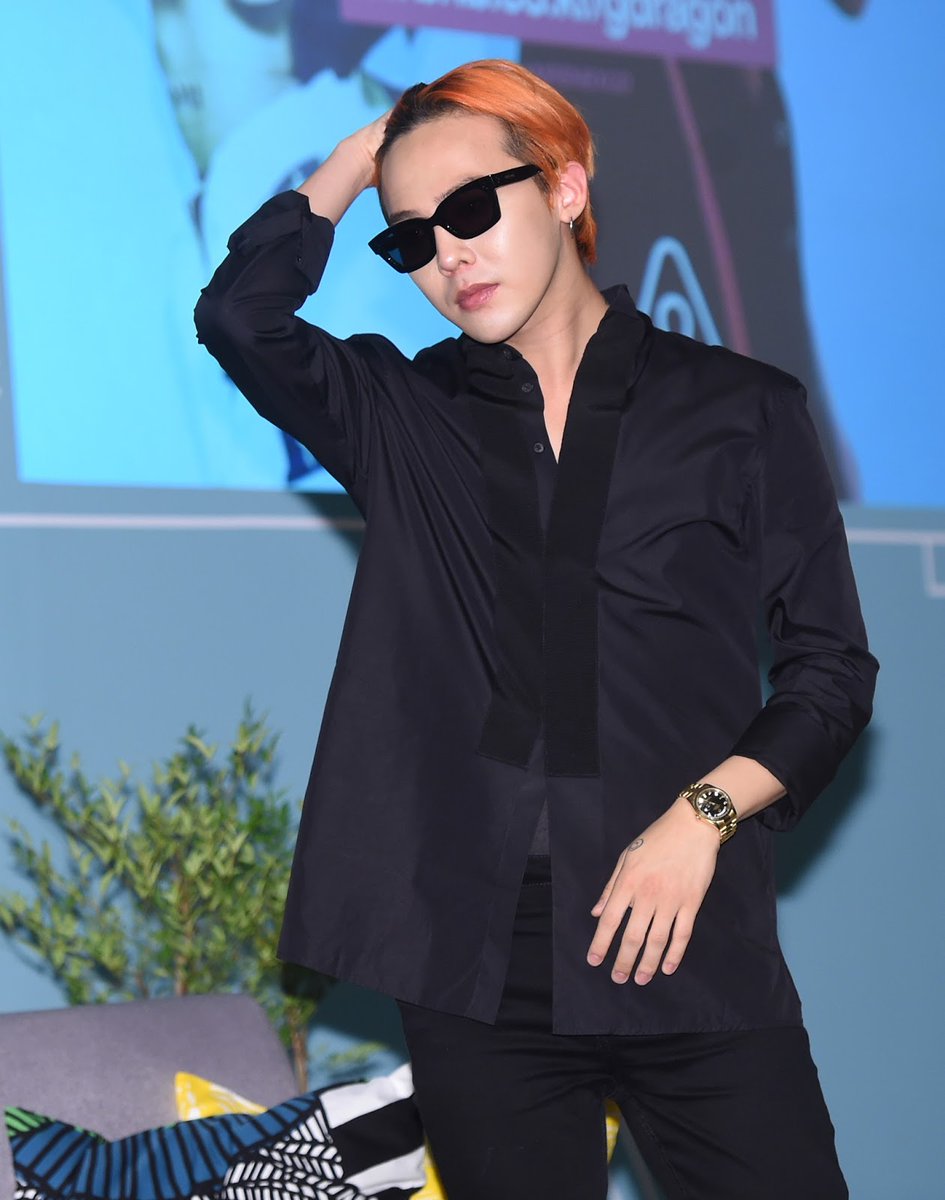 tabiiizar's tweet photo. This #GDRAGON just screams D@ddy vibes.. 🥵🙈💋 https://t.co/ShFiUI7mcM