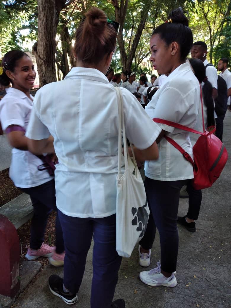MarleneBuenoBl1's tweet photo. 2 de diciembre aniversario del desembarco del Granma. Motivo para que la #UCM_SC extienda una sonora felicitación a todos los profesores que contribuyen a la formación para la defensa de  los futuros galenos de las ciencias médicas, feliz día compatriotas #FARCuba https://t.co/cIOCthEomU