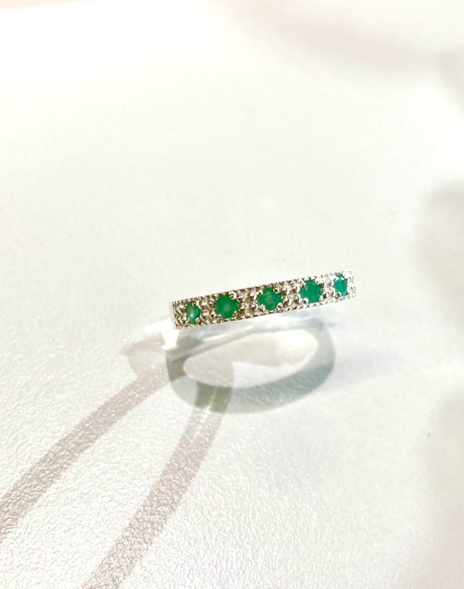 alexandrite_20's tweet photo. 自分で石留め体験したエメラルドリング。

細かなパーツをルーペ覗きながら一個一個留めていくのは本当に大変💦💦
でも愛着もひとしお🥰

いつも、こんな作業をしてもらっているんだな！と感動しました。

イデアさん、凄く貴重な体験ありがとうございました❤️
https://t.co/BvVjBFHWHW https://t.co/Ffu1c19zKF