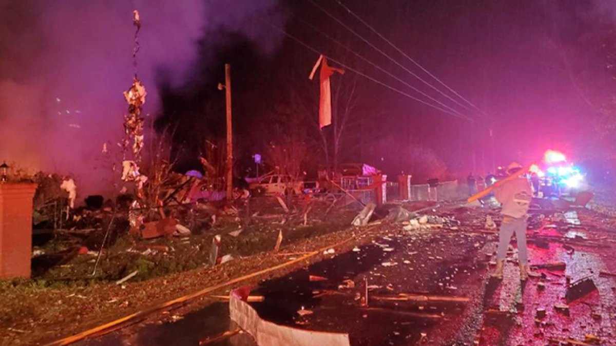 CFPalerts's tweet image. COLLETON COUNTY FR, SC *EXPLOSION* COMMUNITY AVE IN THE AREA OF FLASH LANE AND STRAWBERRY FARM ROAD. LP EXPLOSION AND STRUCTURE FIRE. LARGE DEBRIS FIELD. NO REPORTED INJURIES. [CFP*700] 22:26:51 | ALERT ID: 28474
 Img via @ColletonFire #SCfire