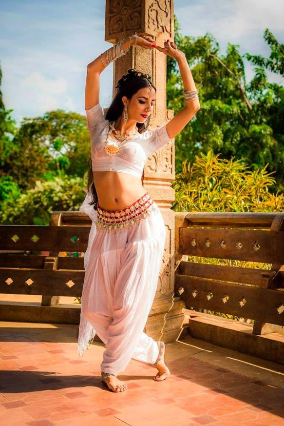 sagardy977367's tweet photo. लहरों के उद्दाम
वेग सी
चातुर्मास के ���रसते
मेघ सी ......तुम !

एक अँजुरी नदी की
धार सी
सत मोतिकाओं के
अनुपम हार सी ....तुम !

#मनभावन प्रिय
मनमीत सी
रात में गाये हुए
गीत सी ....तुम !

कवि के गन्ध रचती
छंद सी
सम्बोधनहींन
#अनुबन्ध_सी.....तुम !
सिर्फ तुम!!!
#सागर
#सरस
#पहल https://t.co/0xwOk0ip5D