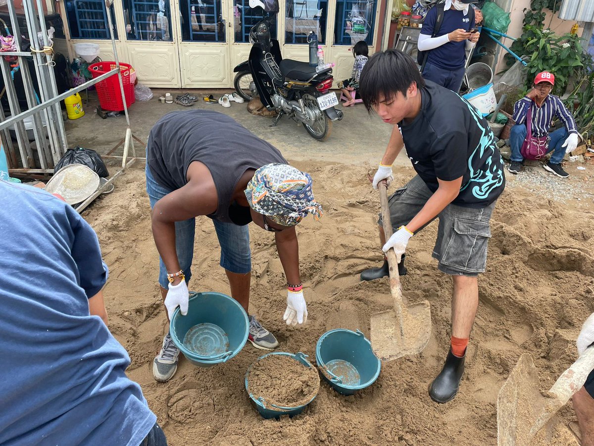 northbridgecam's tweet image. As part of their CAS projects, 30 students led by Seoyoun and Porleng in G12 partnered with @HabitatCambodia to paint two houses and support with laying foundations for local families. A phenomenal day of hard labouring to give back to our local community. Well done everyone! 👏
