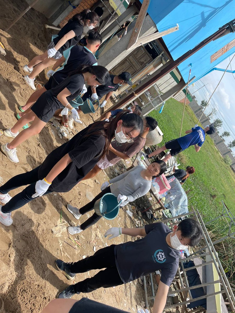 northbridgecam's tweet image. As part of their CAS projects, 30 students led by Seoyoun and Porleng in G12 partnered with @HabitatCambodia to paint two houses and support with laying foundations for local families. A phenomenal day of hard labouring to give back to our local community. Well done everyone! 👏