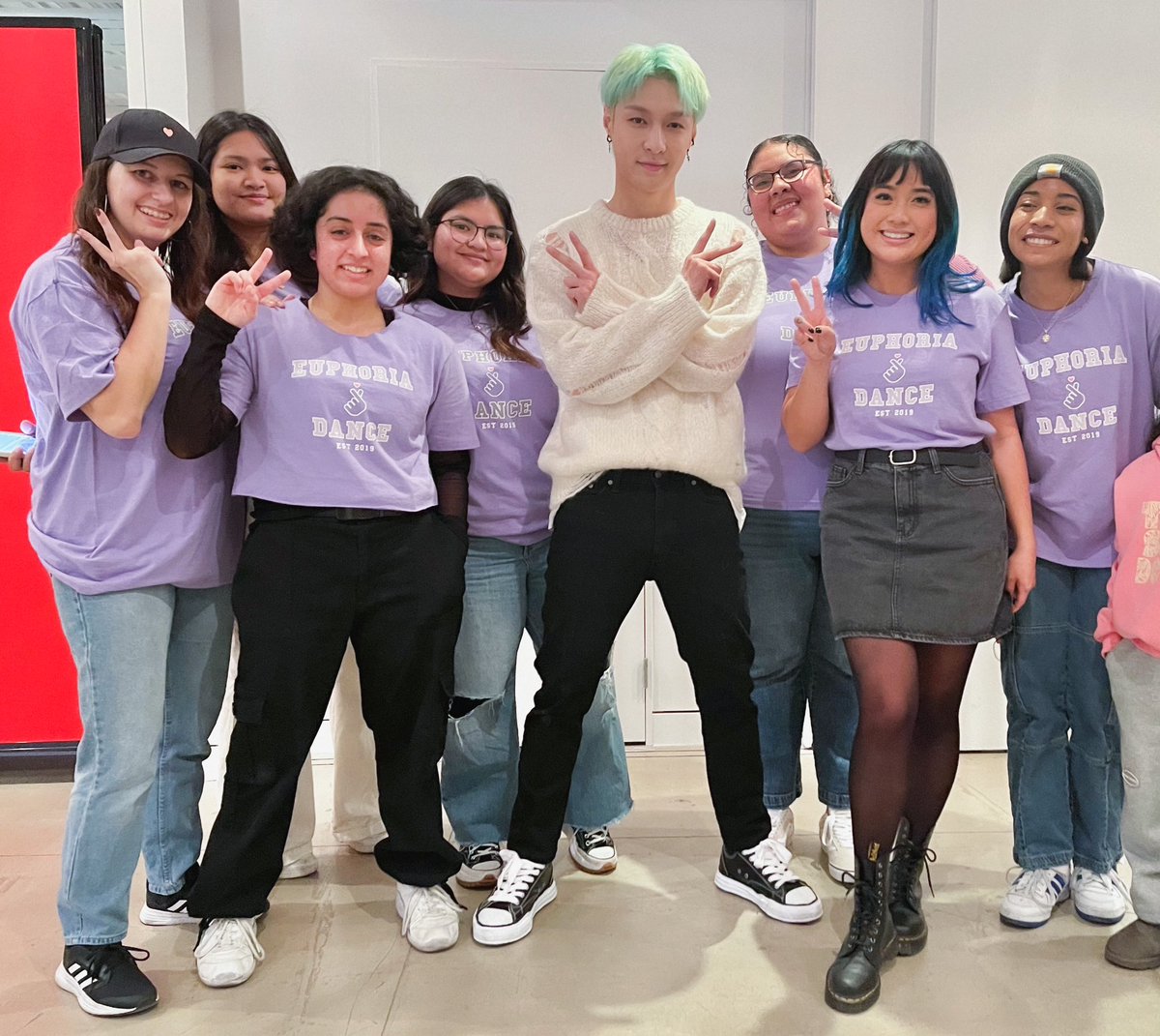EuphoriaDanceNY's tweet photo. We had the honor of teaching a K-Pop workshop alongside @layzhang , thanks to our friends at @ApexForYouth & @MetaMoonFest. What an unforgettable experience! We hope everyone who joined the class was just as inspired by Lay’s talent and dedication to his art as we were https://t.co/DhUm4WD6oX